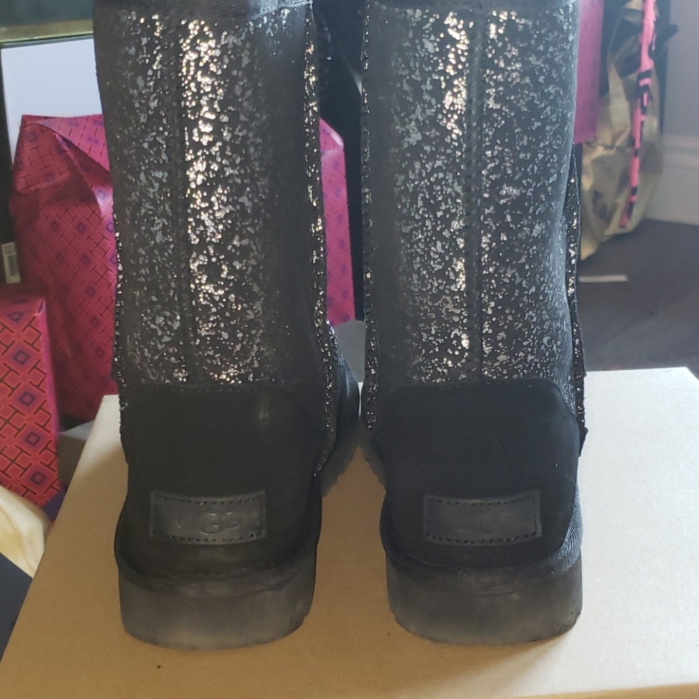 UGG - Picture 2 of 4